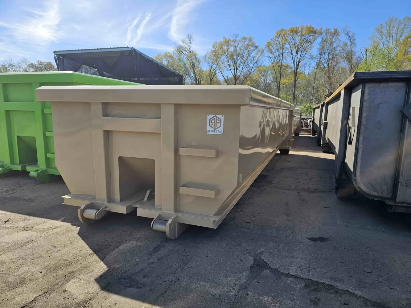 Tub-style roll-off container with smooth tapered sides and front rollers